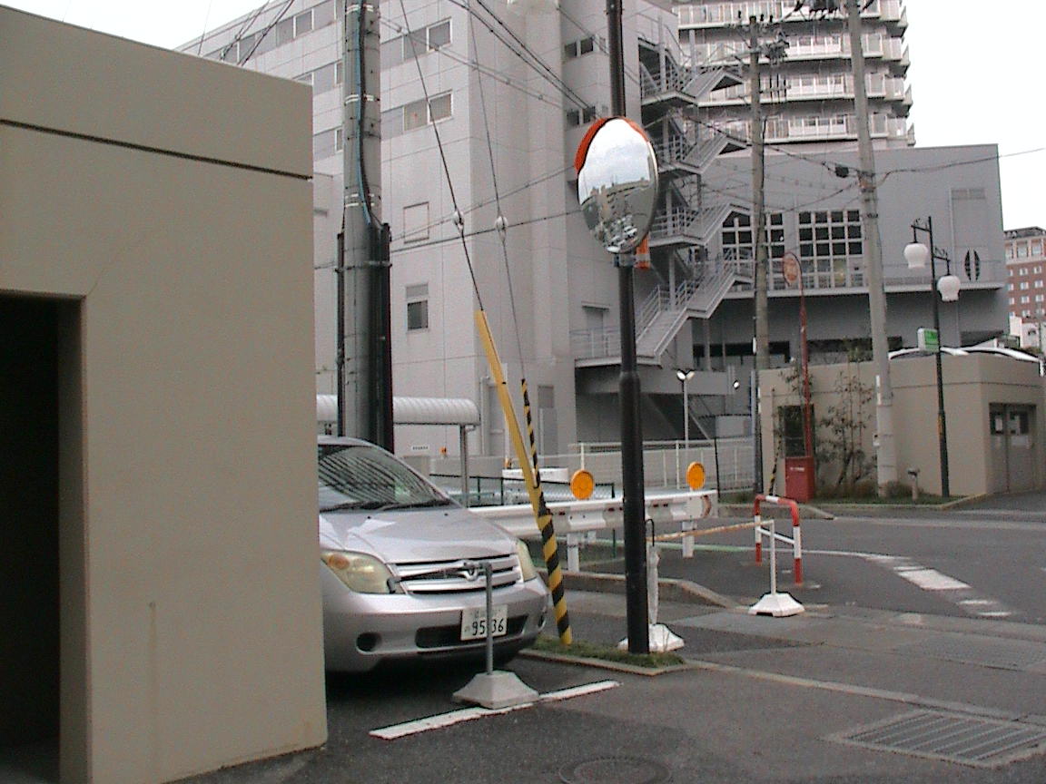 Ｆ館ゴミ置場横カーブミラー事故写真